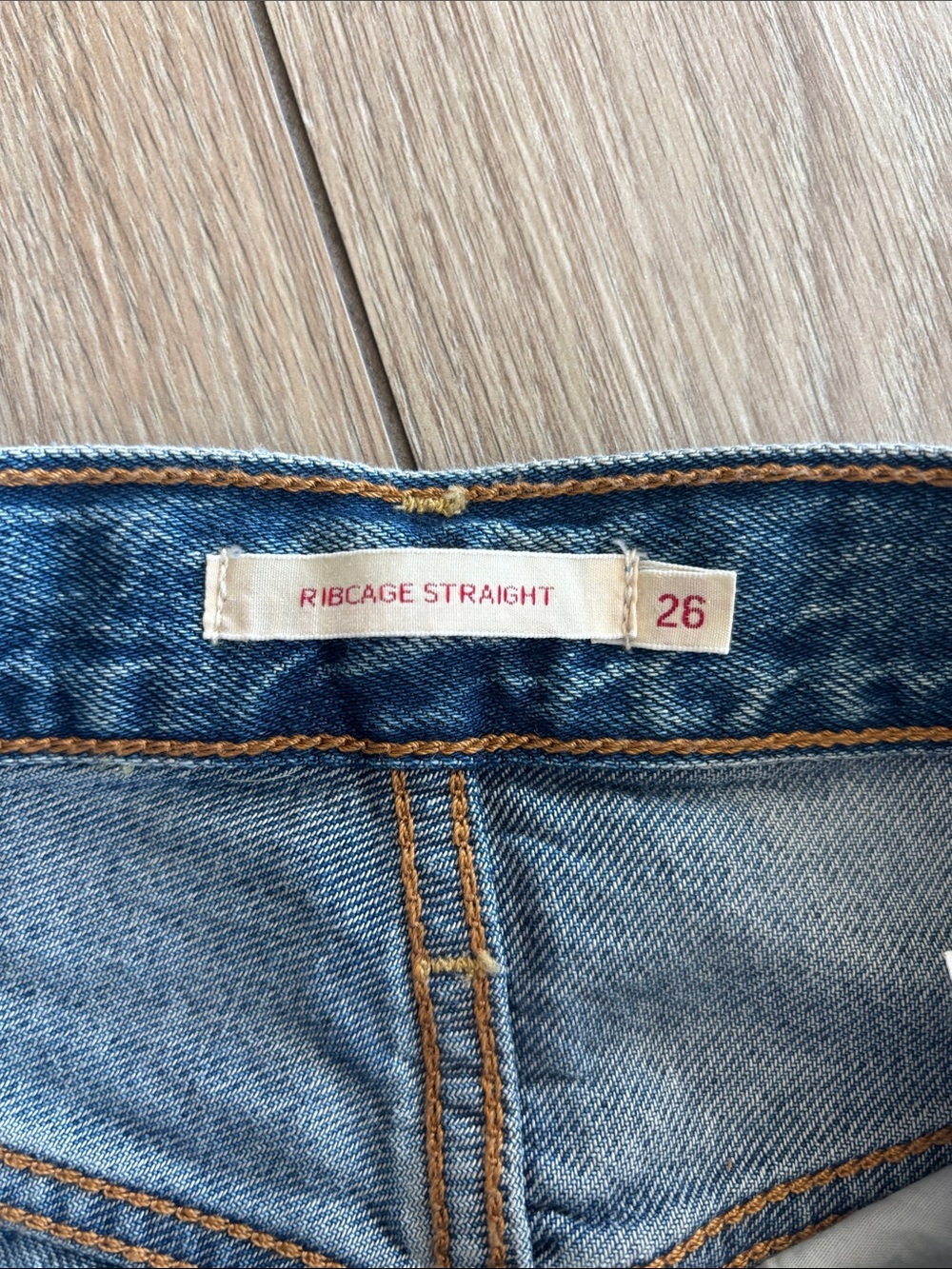 Levi’s Ribcage Straight - Picture 2 of 3